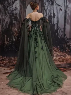 Robe de mariée gothique noire en dentelle coupe trapèze manches longues taille naturelle à volants et traîne