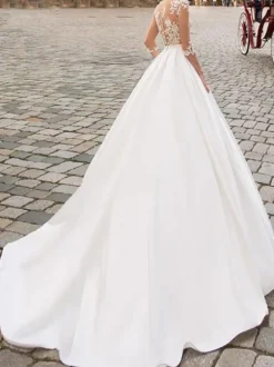 Robe de mariée ivoire col V demi manche en dentelle jupe en satin boutonné sur dos Robe de mariage