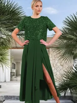 Robe de mariée mère de la mariée col bijou manches courtes coupe trapèze fendue sur le devant pour invitée de mariage
