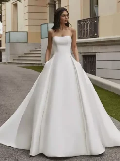 Robe de mariée princesse en satin bustier boutonné sur dos à grande traîne
