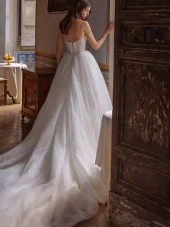 Robe de mariée princesse silhouette avec traîne col en V sans manches taille empire à plusieurs niveaux robes de mariée en dentelle