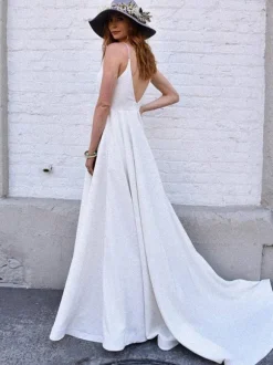 Robe de mariée simple à bretelle col V dos nu au sol