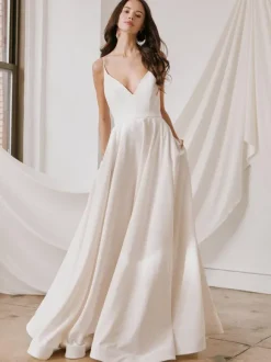 Robe de mariée simple à bretelle col V dos nu au sol