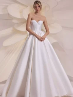 Robe de mariée simple à encolure dégagée et manches longues silhouette princesse perlée 45 cm