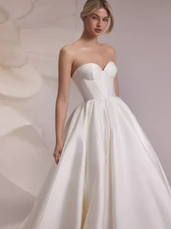 Robe de mariée simple à encolure dégagée et manches longues silhouette princesse perlée 45 cm
