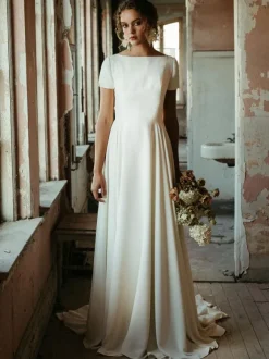 Robe de mariée simple A-ligne col bateau manches courtes dos géométrique avec petite traîne