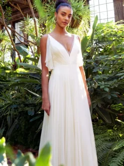 Robe de mariée simple blanche en mousseline de soie col V boutonné sur dos à traîne