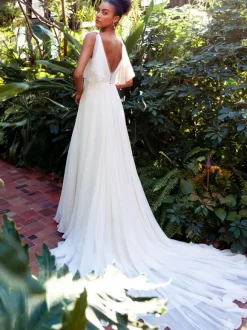 Robe de mariée simple blanche en mousseline de soie col V boutonné sur dos à traîne