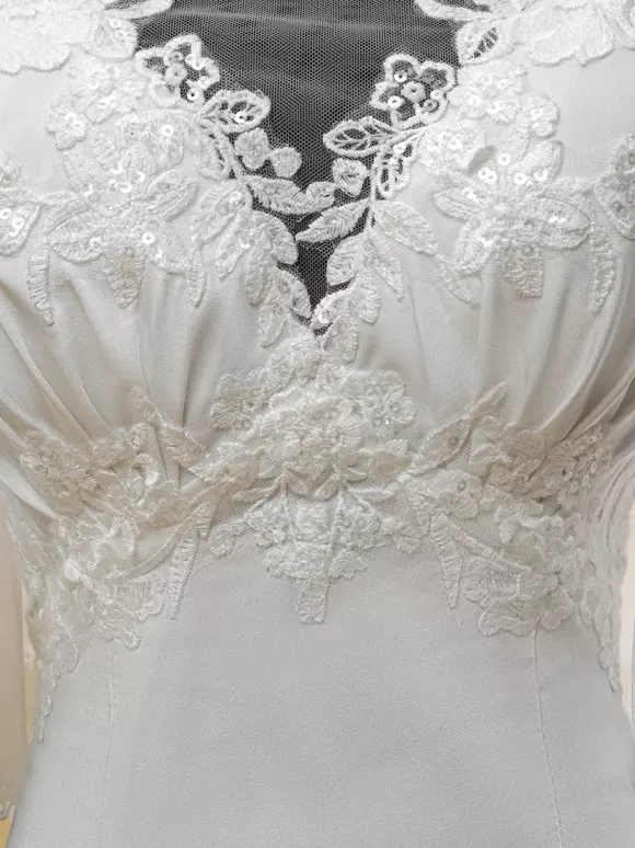 Robe de mariée simple en dentelle avec décolleté illusion et manches courtes robe de bal en dentelle 40 cm