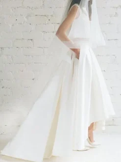 Robe de mariée simple en deux pièces ivoire en tissu satiné avec col en V et manches longues en dentelle Robe de mariée trapèze Personnalisation gratuite