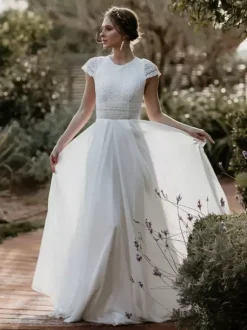 Robe de mariée simple en mousseline de soie col bijou manches courtes découpes courtes 30 cm