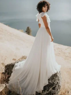 Robe de mariée simple en mousseline de soie col en V manches courtes avec petite traîne