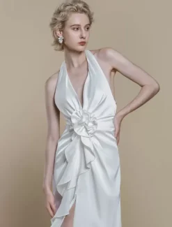 Robe de mariée simple en polyester avec décolleté sans manches et fleurs gaine 50 cm