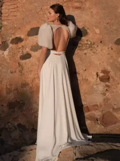 Robe de mariée simple en satin col bijou manches courtes ceinture coupe trapèze