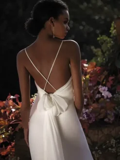 Robe de mariée simple en tissu satiné col en V sans manches style sirène croisée