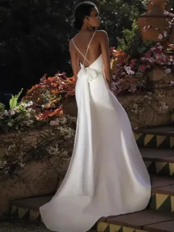 Robe de mariée simple en tissu satiné col en V sans manches style sirène croisée