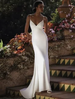 Robe de mariée simple en tissu satiné col en V sans manches style sirène croisée