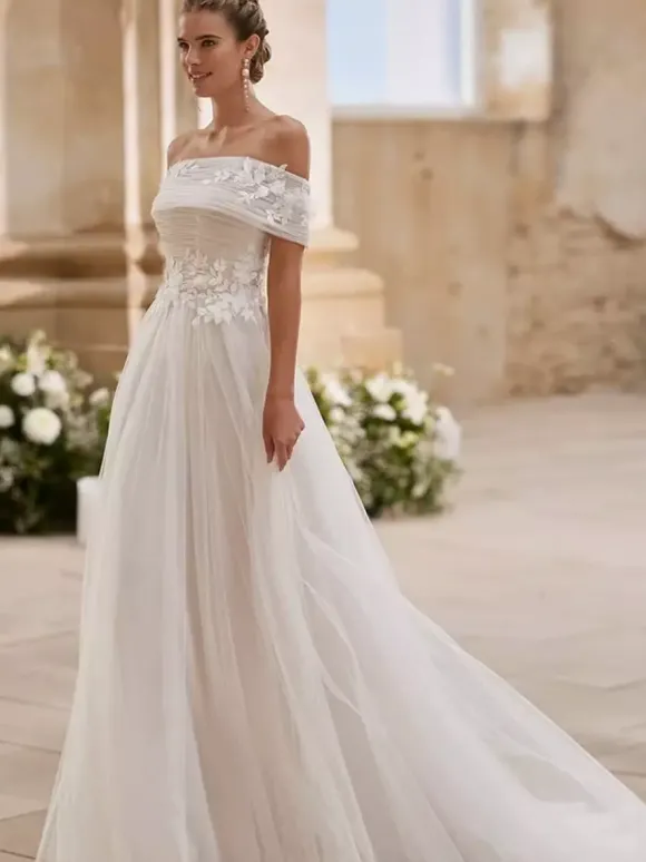 Robe de mariée simple en tulle bustier manches courtes ornée d'appliqués coupe trapèze