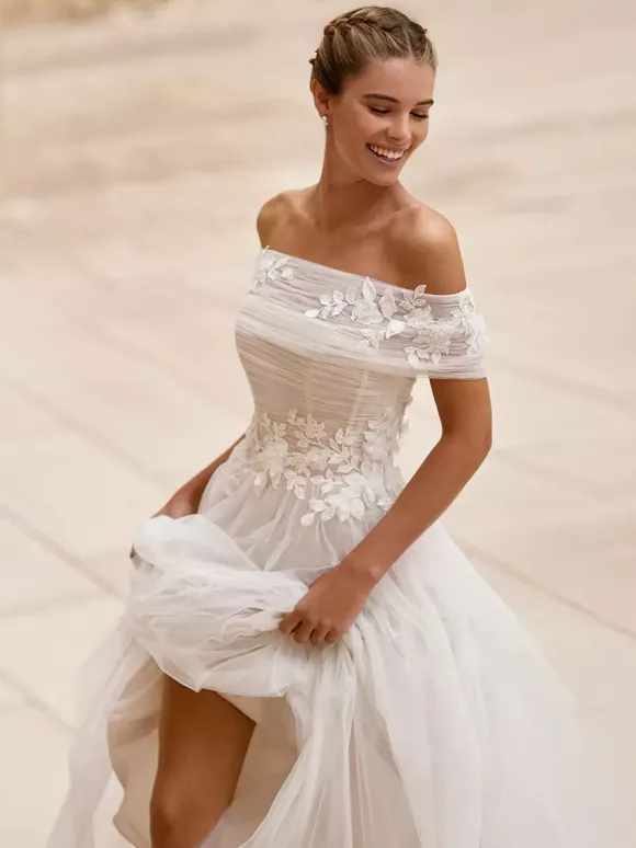Robe de mariée simple en tulle bustier manches courtes ornée d'appliqués coupe trapèze