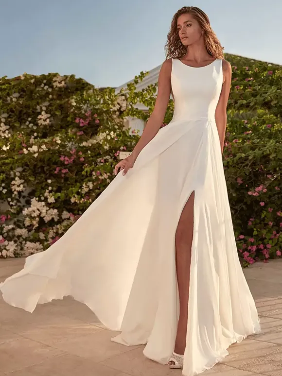 Robe de mariée simple en tissu satiné col bijou sans manches fendue sur le devant ligne a