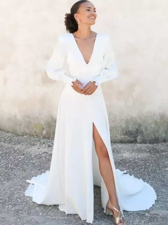 Robe de mariée simple en tissu satiné col en V manche longue boutonné sur dos