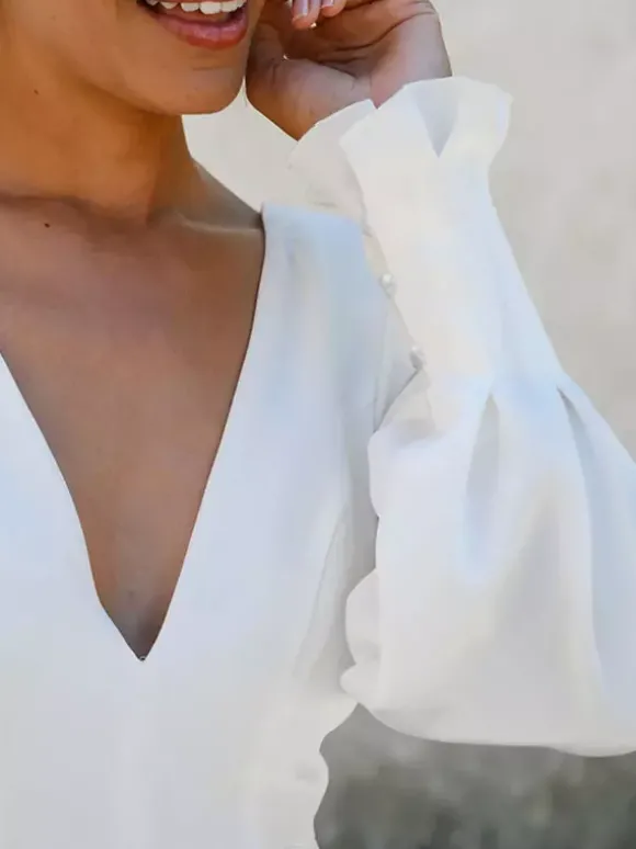 Robe de mariée simple en tissu satiné col en V manche longue boutonné sur dos