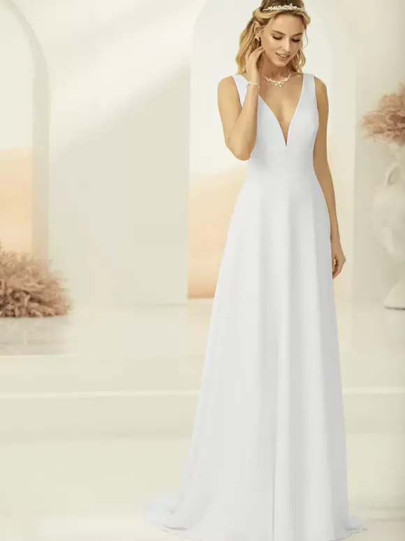 Robe de mariée simple en tissu satiné col en V sans manches à petite traîne