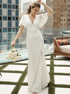 Robe de mariée simple en tissu satiné col en V manches courtes fendue sur le devant robes de mariée sirène