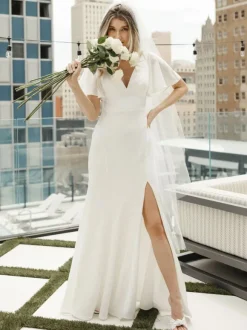 Robe de mariée simple en tissu satiné col en V manches courtes fendue sur le devant robes de mariée sirène