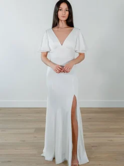 Robe de mariée simple en tissu satiné col en V manches courtes fendue sur le devant robes de mariée sirène