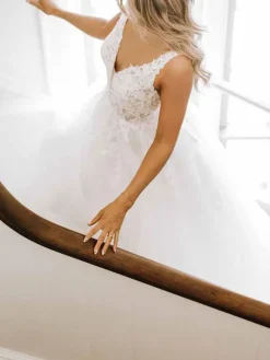 Robe de mariée simple robe de mariage col V dos nu en dentelle à traîne