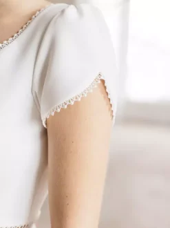 Robe de mariée simple robe de bal col en V manches courtes découpes de 30 cm