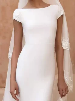 Robe de mariée sirène col bateau manche courte dos nu décoré des boutons