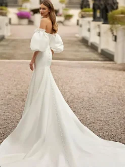 Robe de mariée sirène en satin manches bouffantes boutonné sur dos à traîne