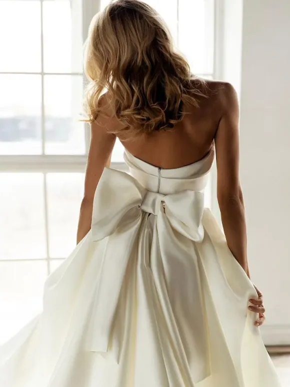 Robe de mariée sirène robe de mariage en satin bustier noeud sur dos à traîne