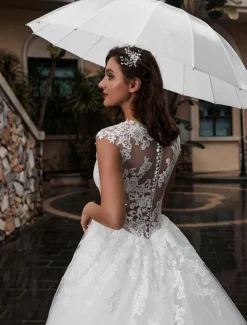 Robe de mariée trapèze blanche en tulle col rond boutonné sur dos à traîne robe de mariage