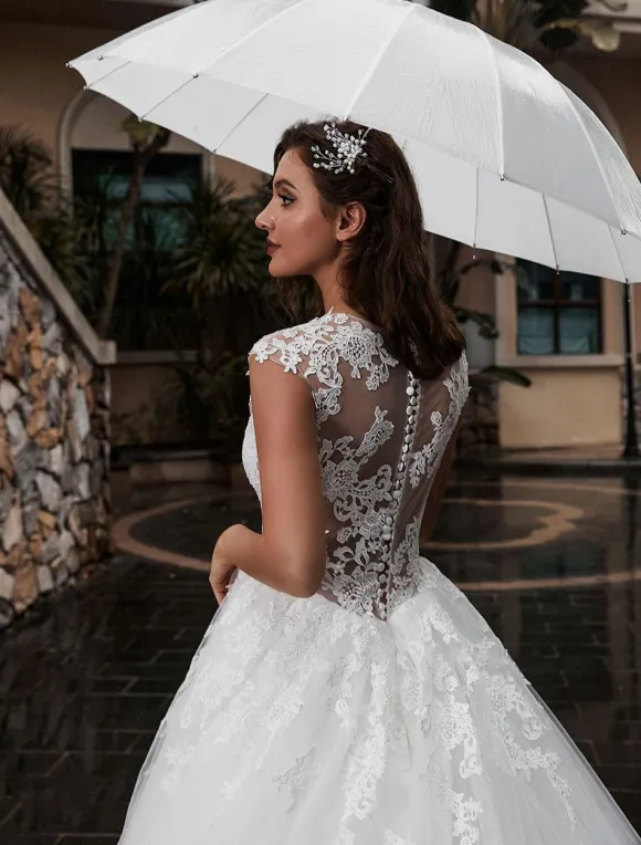Robe de mariée trapèze blanche en tulle col rond boutonné sur dos à traîne robe de mariage
