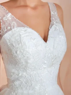 Robe de mariée trapèze ivoire en tulle col V zip sur dos à traîne robe de mariage