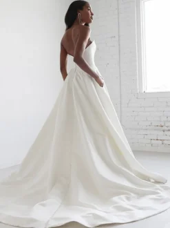 Robe de mariée vintage bustier boutonné sur dos à traîne