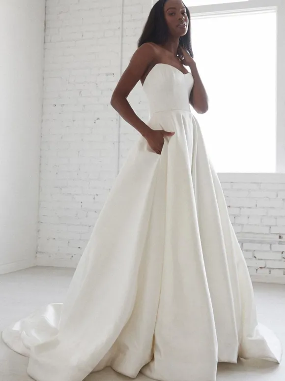 Robe de mariée vintage bustier boutonné sur dos à traîne