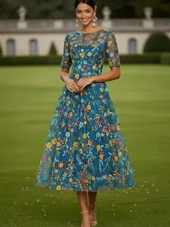 Robe de mère de la mariée col rond manches courtes coupe trapèze dentelle longueur thé idéale pour un mariage
