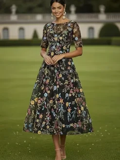 Robe de mère de la mariée col rond manches courtes coupe trapèze dentelle longueur thé idéale pour un mariage