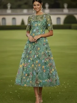 Robe de mère de la mariée col rond manches courtes coupe trapèze dentelle longueur thé idéale pour un mariage