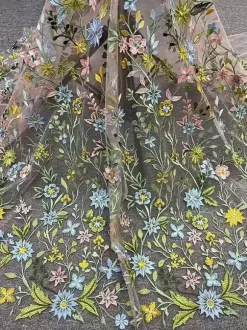 Robe de mère de la mariée col rond manches courtes coupe trapèze dentelle longueur thé idéale pour un mariage