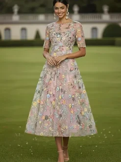 Robe de mère de la mariée col rond manches courtes coupe trapèze dentelle longueur thé idéale pour un mariage