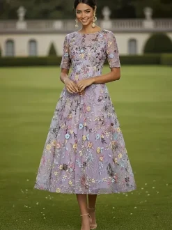 Robe de mère de la mariée col rond manches courtes coupe trapèze dentelle longueur thé idéale pour un mariage