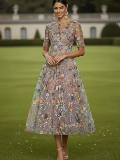 Robe de mère de la mariée col rond manches courtes coupe trapèze dentelle longueur thé idéale pour un mariage