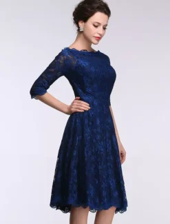 Robe de mère de mariée bleue en dentelle col bateau demie-manche longueur genou Robe d'invitée de mariage