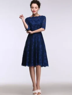 Robe de mère de mariée bleue en dentelle col bateau demie-manche longueur genou Robe d'invitée de mariage