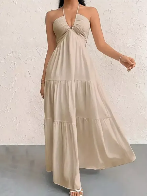 Robe de plage longue maxi fluide à dos nu et col halter en V ornée de volants superposés idéale pour les vacances d'été.